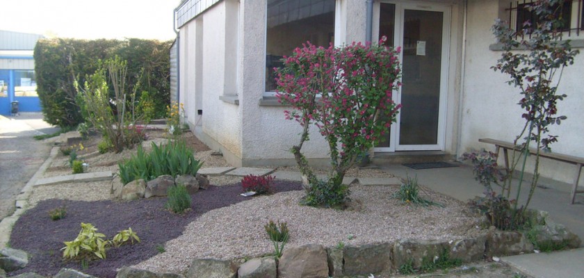 aménagement extérieur maison plantes